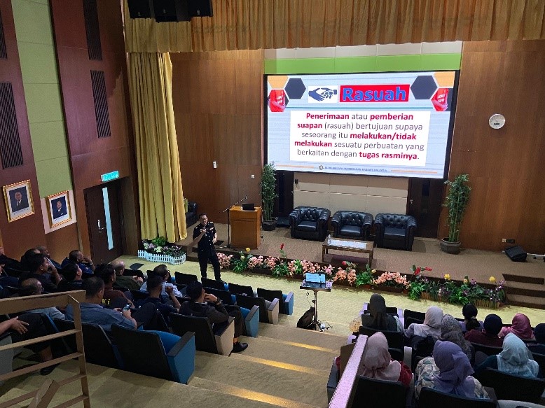 Pekerja MADANI